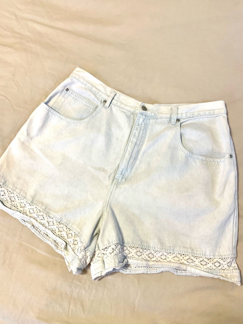 LA Blues light wash denim shorts. Size 20
